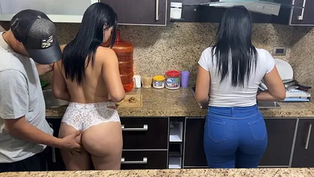 Hijastras Hermosas de 18 A�os Cocinando Porque Deben de Darles de Comer a su Padrastro