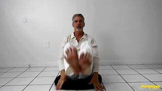 Watch Dick🌭 Daddy Richard Lennox flex his sweaty DILF bod in downward-facing dog