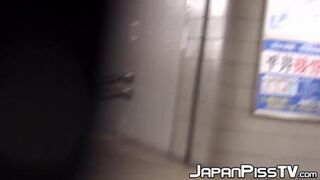 Japanese Wifey尿遁Public Restroom Voyeur Pleasure