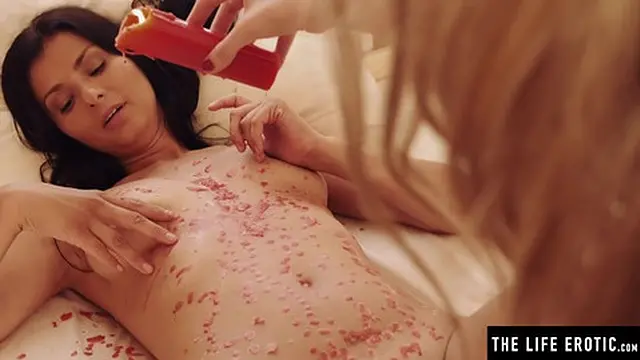 Watch this lesbian beauty devour her girlfriend’s pussy✌ passionately