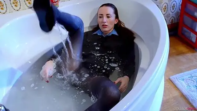 Sophia Smith’s Relaxing Bath In Her Uniform After College!